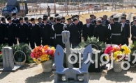[포토] 헌화하는 장병들