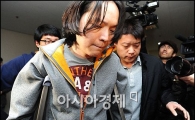 [포토]신정환, 매니저들 '철통 경호'속 경찰서行