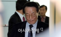 [포토]굳은 표정으로 들어서는 박창호 위원장
