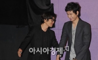[포토]'후배사랑' 류승범 '주환아 먼저 올라가'