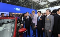 [서울모터쇼]포드관서 '포커스' 살피는 金총리