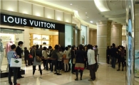 명품관 대기줄만 20미터···1시간 기다려 입장
