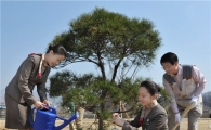 [포토] 소나무 심는 아시아나항공 임직원