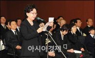 [포토]김수현 작가, 故 신현택 추모사 낭독