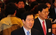 [포토] 동반성장 협약식 참석하는 최지성 부회장