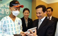 한국GM, 백혈병 어린이에게 헌혈증서 전달