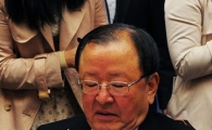 [포토] 자료 살펴보는 강만수 산업은행장