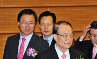 [포토] 정보통신의 날 기념식 참석하는 최시중·최중경