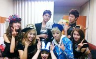 f(x) snaps a group picture with TVXQ 