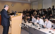[포토]질문에 답변하는 김성환 장관