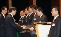 [포토]김황식총리, 두산엔진에 품질혁신 대통령표창