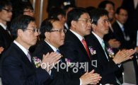 [포토]박수치는 김황식 총리