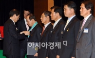 [포토]은탑훈장 시상하는 김황식 총리