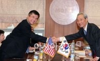 [포토]악수하는 게리 로크 미국 상무장관과 김종훈 통상교섭본부장