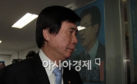 [포토]굳은표정의 고흥길 선대위원장