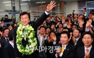 [포토] 환호에 답하는 손학규 당선자