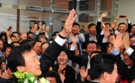 [포토] 환호에 답하는 손학규 당선자
