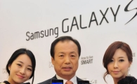[포토]갤럭시S 2 선보이는 신종균 사장
