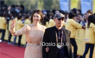 [PHOTO] Celebrities walk red carpet of Jeonju film fest