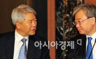 [포토] 현재현 회장, '김석동 위원장님, 기자들이 왜 이렇게 많이 왔을까요?'