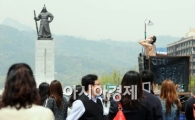 [포토]도심 한 복판 알몸샤워!