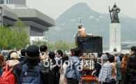 [포토]기상천외한 1인 거리극 '로빈슨크루섬'