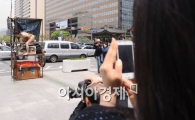 [포토]광화문 알몸 퍼포먼스