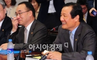 [포토] 윤증현 장관, '마지막 회의지만 기분은 좋아~'
