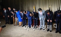 [포토] 인사하는 한나라당 신임 원내대표단