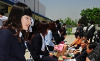 [포토] 꽃 한송이 대신 제자의 발씻어주는 선생님