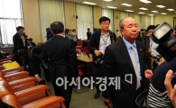 [포토] 한마디 말도 못하고 떠나는 정종환 장관
