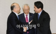 [포토]민간위원들과 인사 나누는 이주호 장관
