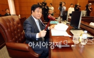 [포토]의사봉 두드리는 민상기 공자위원장