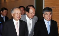 [포토]조찬간담회 참석하는 김중수 총재