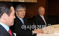 [포토]대화 나누는 김중수 총재