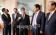 [포토] 경제 현안 논의하는 김중수 총재