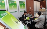 [포토]침엽수재 설명하는 유럽 중소기업 대표 