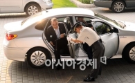 [포토]아반떼 타고 출근하는 박재완 장관