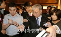 [포토] 보험업계 조찬 모임 참석하는 김석동 위원장