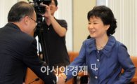 [포토] 박근혜 전 대표와 인사하는 박재완 장관
