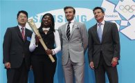 런던올림픽 첫 성화봉송주자는 '평범한 지역 영웅'