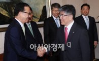 [포토]대기업 CEO들과 인사하는 김중수 총재