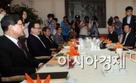 [포토]대기업 CEO와 대화하는 김중수 총재
