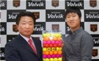 볼빅, 이승호에게 '캐리커처 볼' 증정