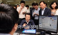 [포토]권혁세, 취임 후 첫 서민금융지원 현장방문