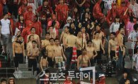 [포토] 서울 서포터들의 열정적 응원 '상의 실종'
