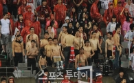 [포토] 서울 서포터들의 열정적 응원 '상의 실종'