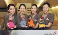 아시아나항공, 기내 '사랑의 모자뜨기' 이벤트