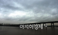 [포토] 검은 비구름 잔뜩 낀 서울 하늘
