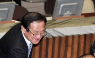 [포토] 본회의장 떠나는 이귀남 장관